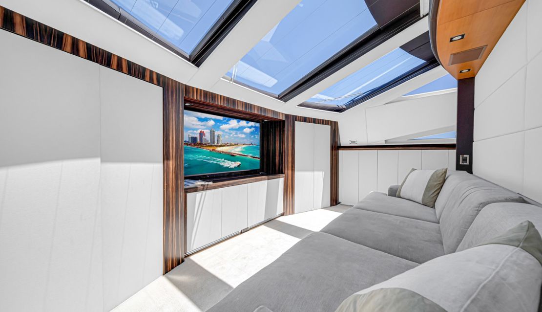 105 Leopard Yacht - Miami yacht rental