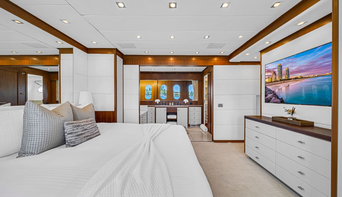 105 Leopard Yacht - Miami yacht rental