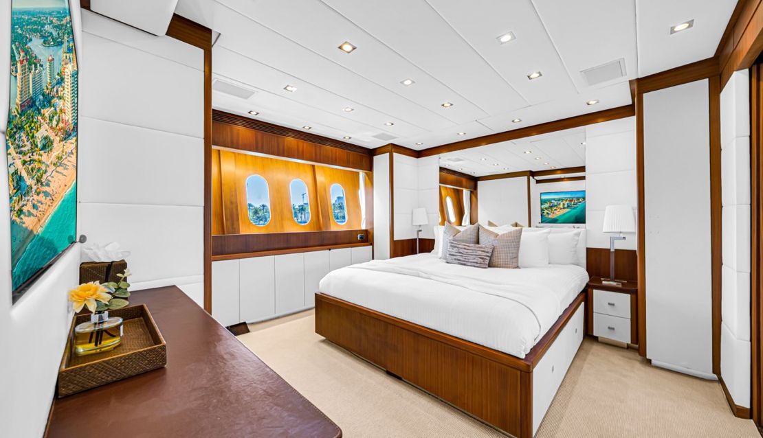 105 Leopard Yacht - Miami yacht rental