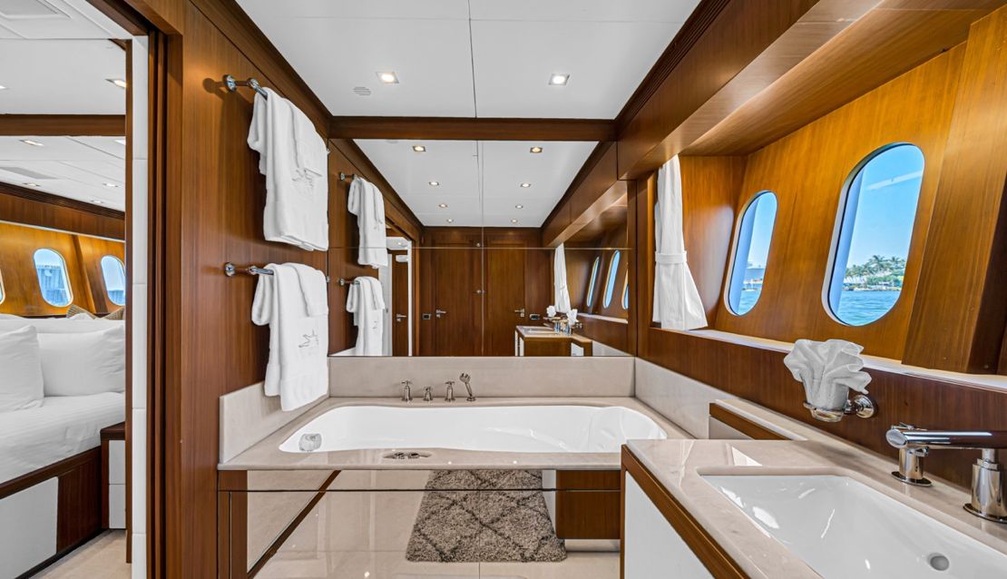 105 Leopard Yacht - Miami yacht rental