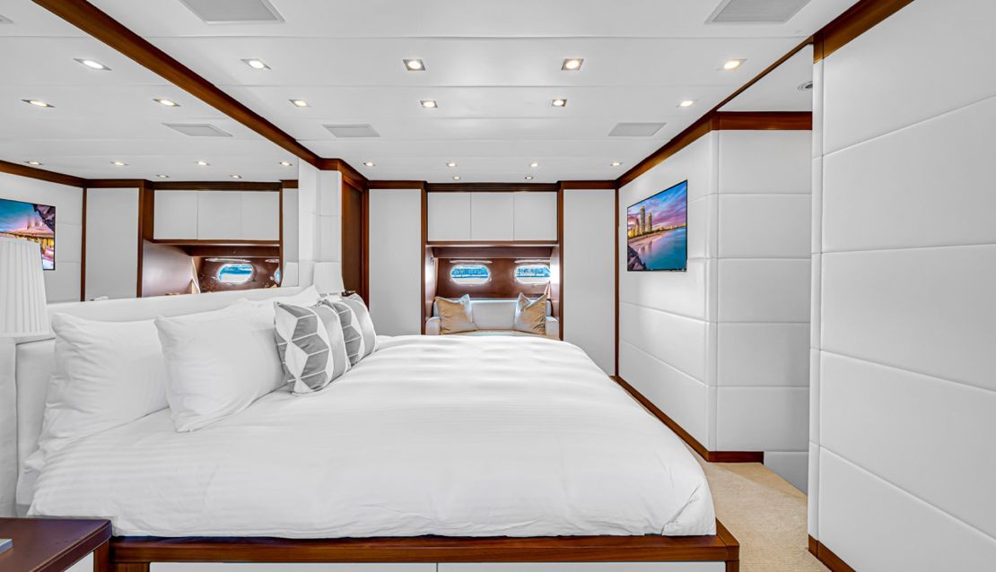 105 Leopard Yacht - Miami yacht rental