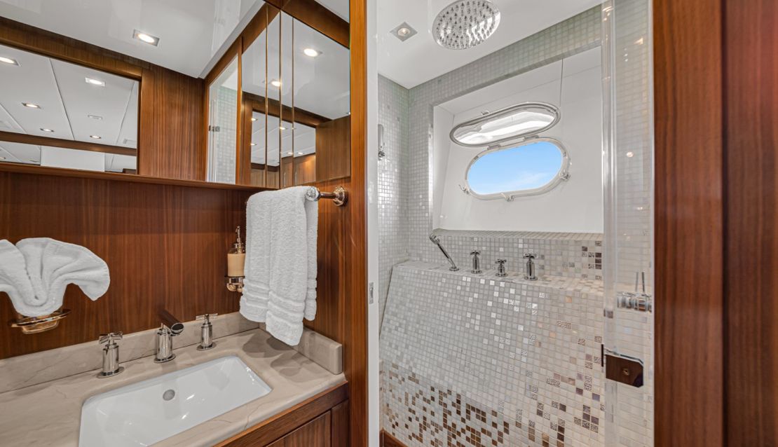 105 Leopard Yacht - Miami yacht rental