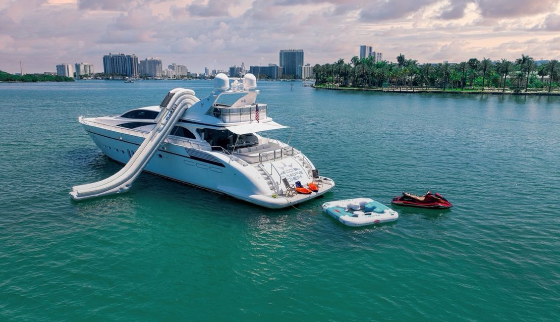105 Leopard Yacht - Miami yacht rental