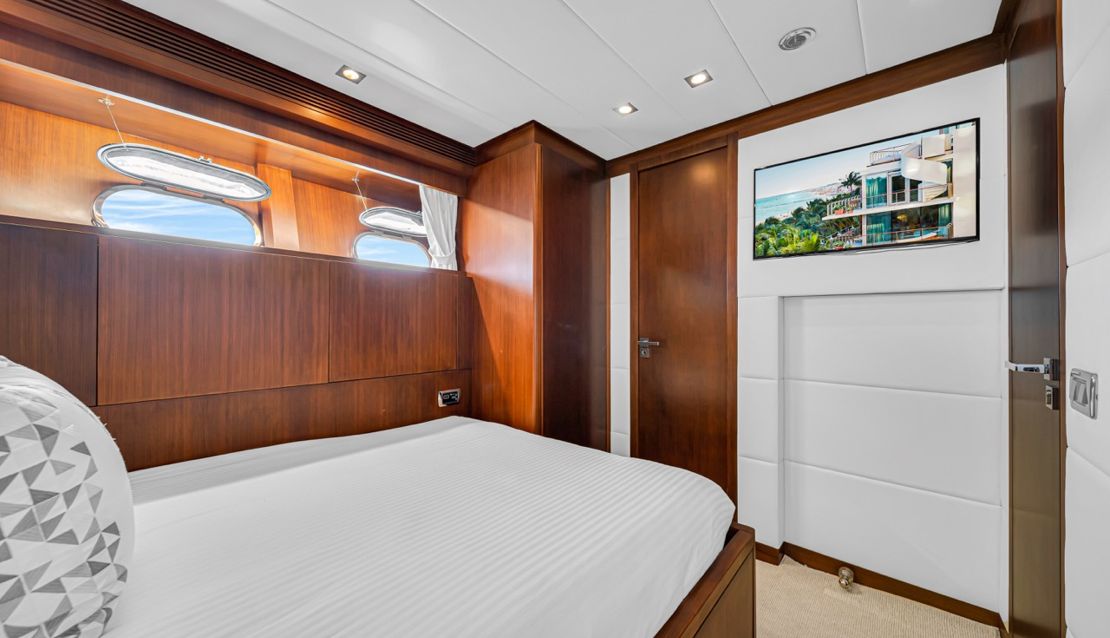 105 Leopard Yacht - Miami yacht rental