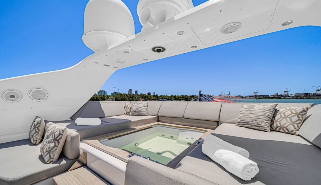 105 Leopard Yacht - Miami yacht rental