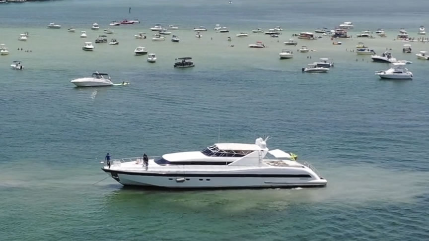 105 Mangusta Yacht - Miami yacht rental