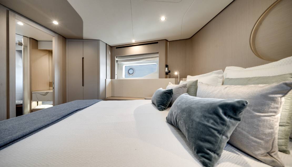 68 Azimut Flybridge Custom Gray - Miami yacht rental