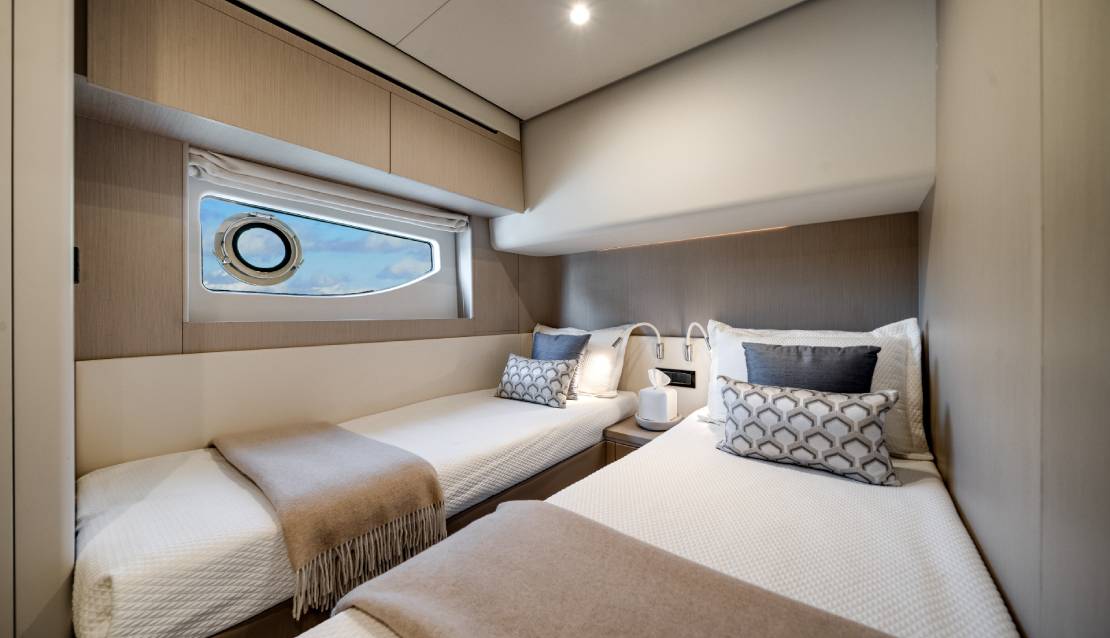 68 Azimut Flybridge Custom Gray - Miami yacht rental