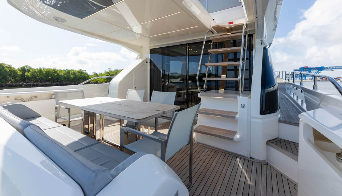 70 Ferretti Flybridge Yacht - Miami yacht rental