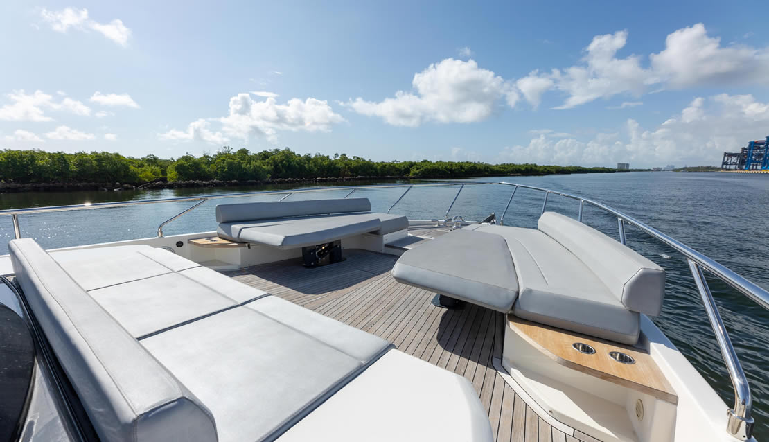 70 Ferretti Flybridge Yacht - Miami yacht rental