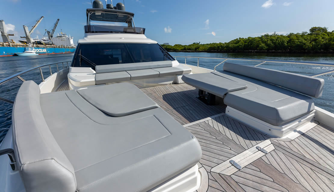 70 Ferretti Flybridge Yacht - Miami yacht rental