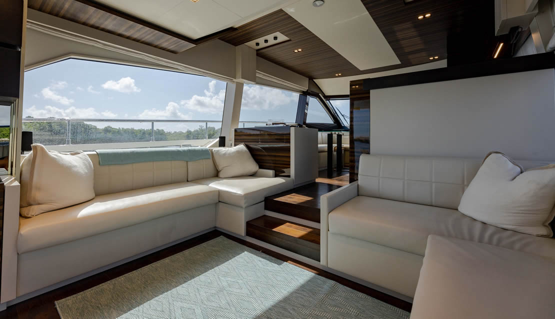 70 Ferretti Flybridge Yacht - Miami yacht rental