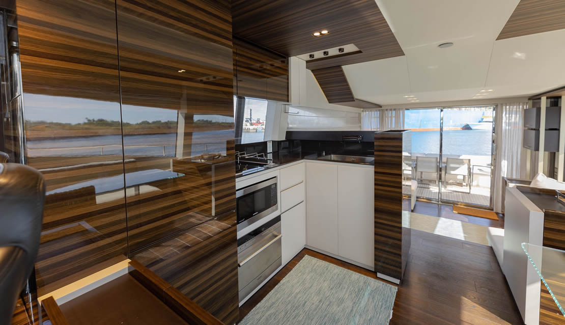 70 Ferretti Flybridge Yacht - Miami yacht rental