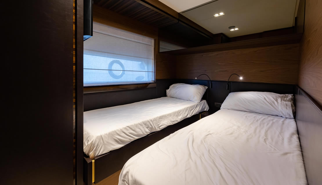 70 Ferretti Flybridge Yacht - Miami yacht rental