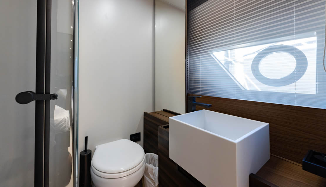 70 Ferretti Flybridge Yacht - Miami yacht rental