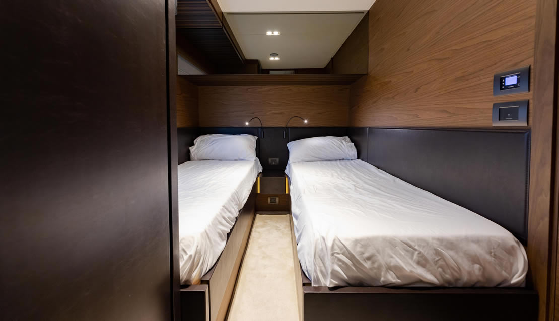 70 Ferretti Flybridge Yacht - Miami yacht rental