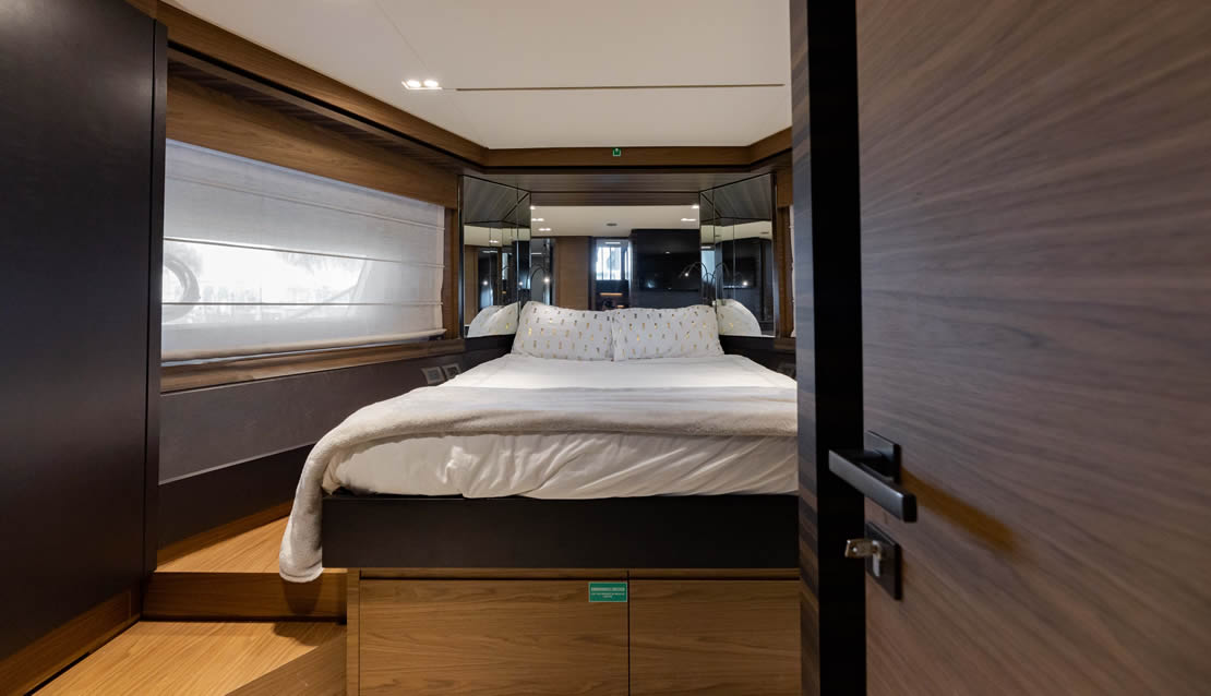 70 Ferretti Flybridge Yacht - Miami yacht rental