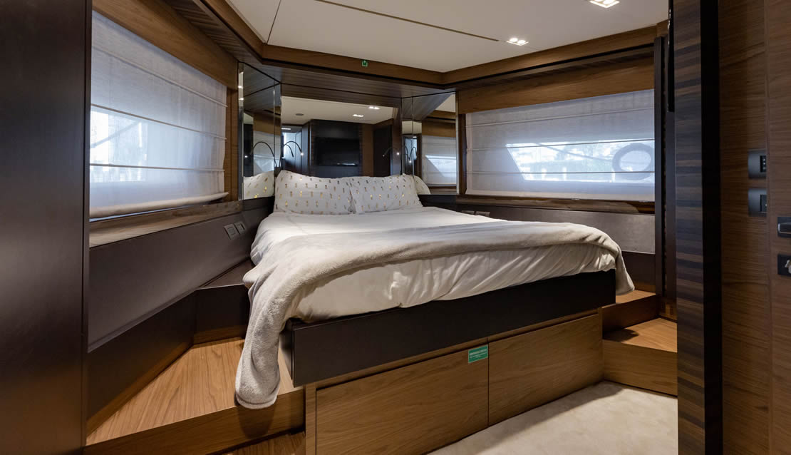 70 Ferretti Flybridge Yacht - Miami yacht rental