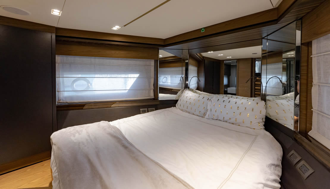 70 Ferretti Flybridge Yacht - Miami yacht rental