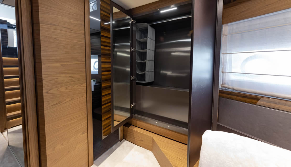 70 Ferretti Flybridge Yacht - Miami yacht rental