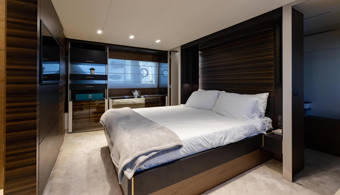 70 Ferretti Flybridge Yacht - Miami yacht rental