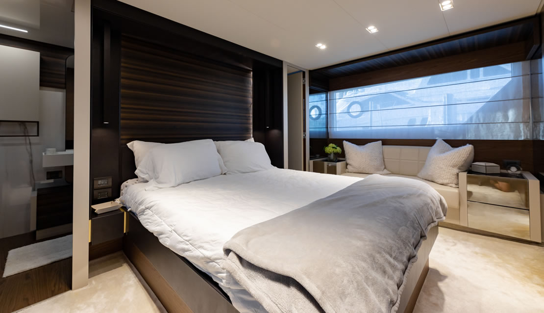 70 Ferretti Flybridge Yacht - Miami yacht rental