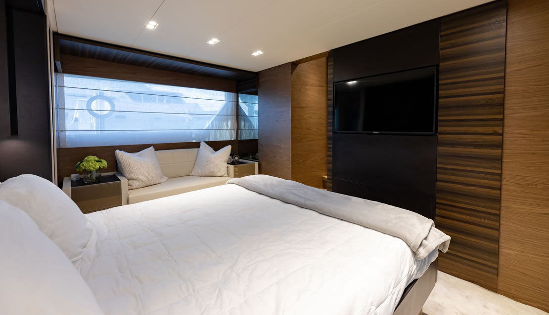 70 Ferretti Flybridge Yacht - Miami yacht rental