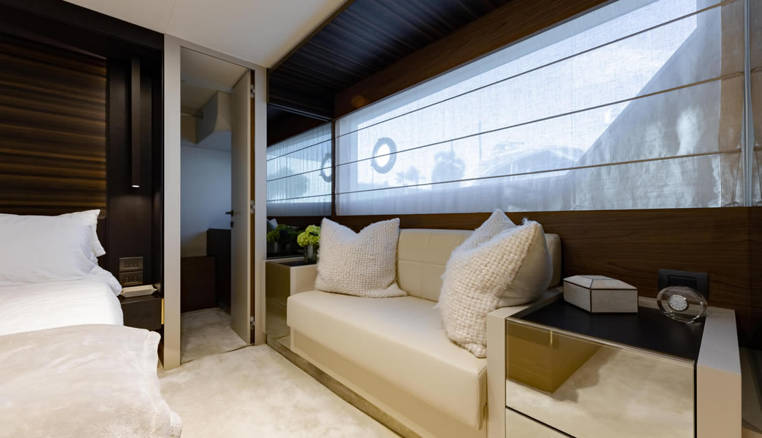 70 Ferretti Flybridge Yacht - Miami yacht rental