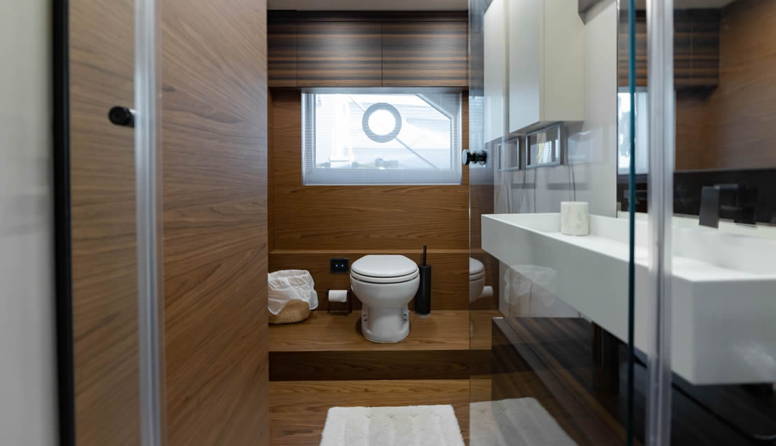 70 Ferretti Flybridge Yacht - Miami yacht rental