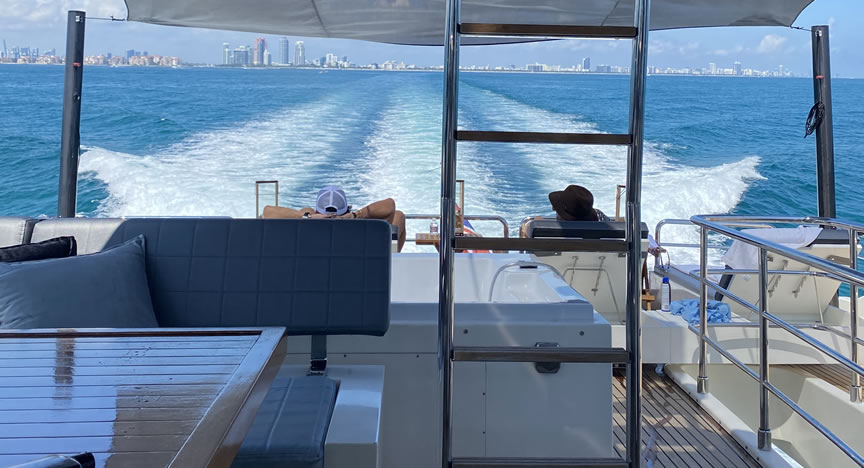80 Astondoa Jacuzzi - Miami yacht rental