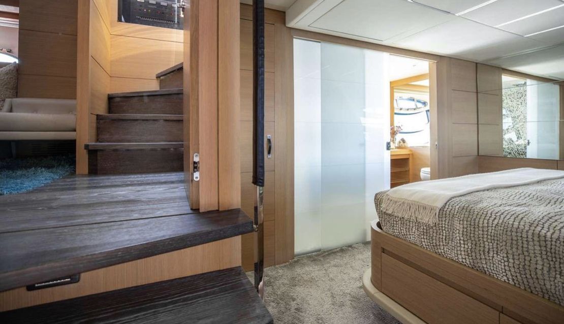 82 Pershing Sport - Miami yacht rental