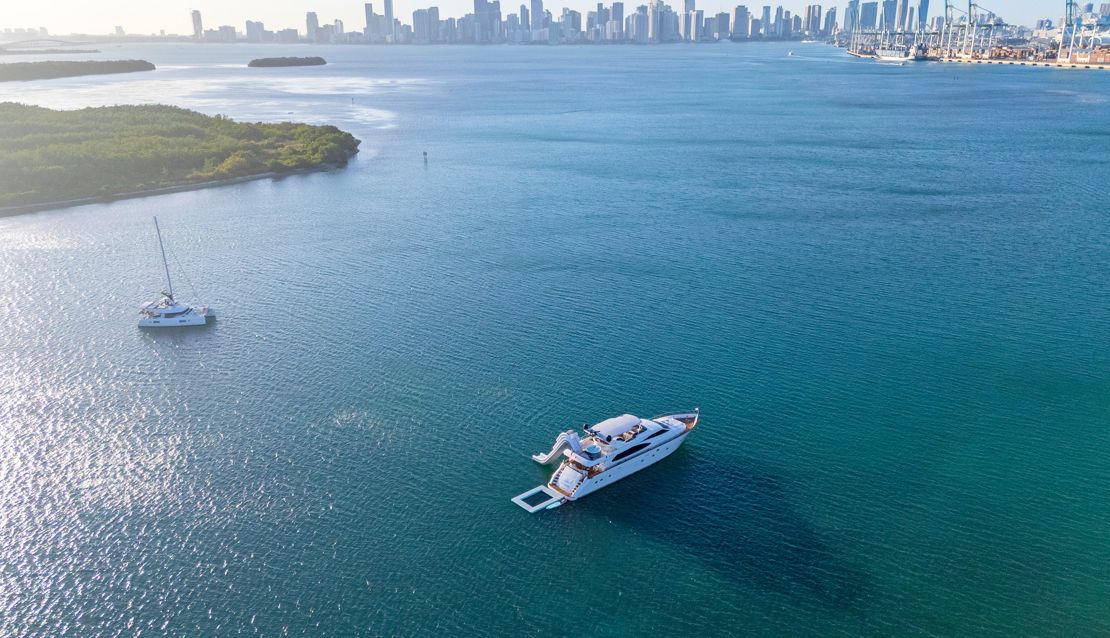 85 Azimut w/ Jacuzzi Slide & Pool - Miami yacht rental