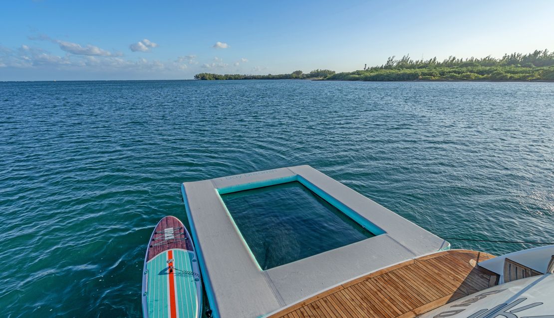 85 Azimut w/ Jacuzzi Slide & Pool - Miami yacht rental