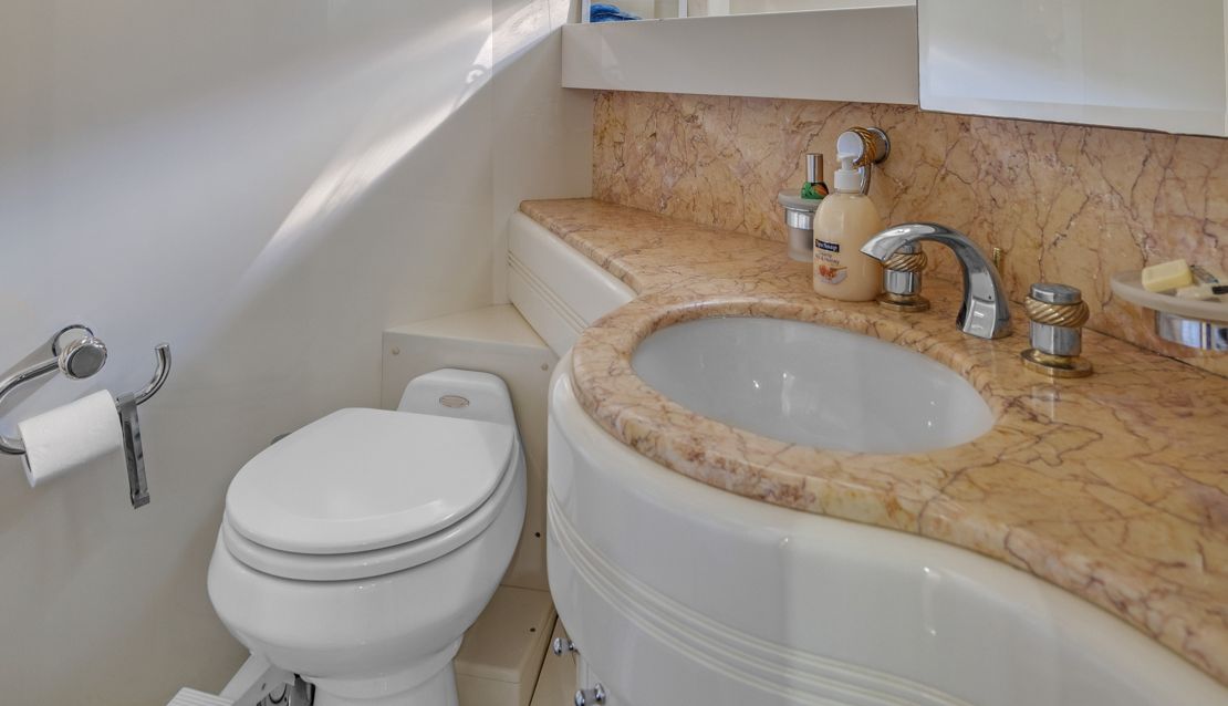 85 Azimut w/ Jacuzzi Slide & Pool - Miami yacht rental