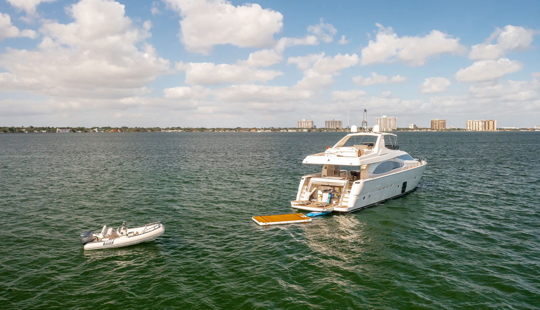 85 Ferretti w/ Jacuzzi - Miami yacht rental