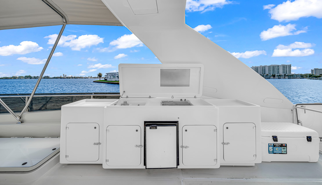 85 Ferretti w/ Jacuzzi - Miami yacht rental