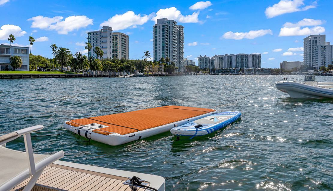 85 Ferretti w/ Jacuzzi - Miami yacht rental
