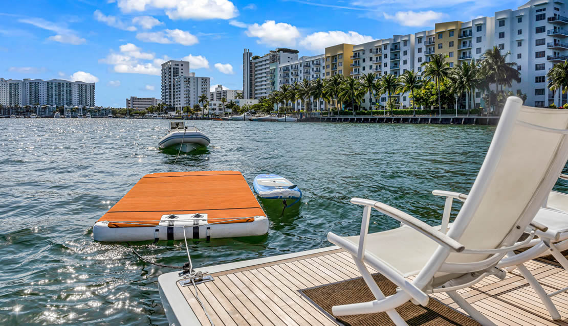 85 Ferretti w/ Jacuzzi - Miami yacht rental