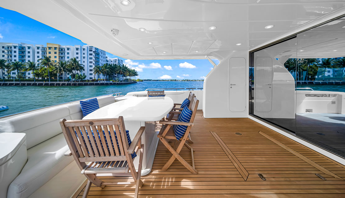 85 Ferretti w/ Jacuzzi - Miami yacht rental