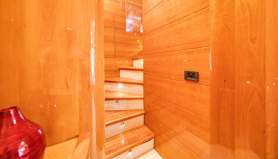 85 Ferretti w/ Jacuzzi - Miami yacht rental