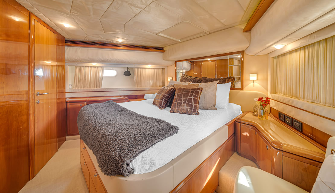 85 Ferretti w/ Jacuzzi - Miami yacht rental