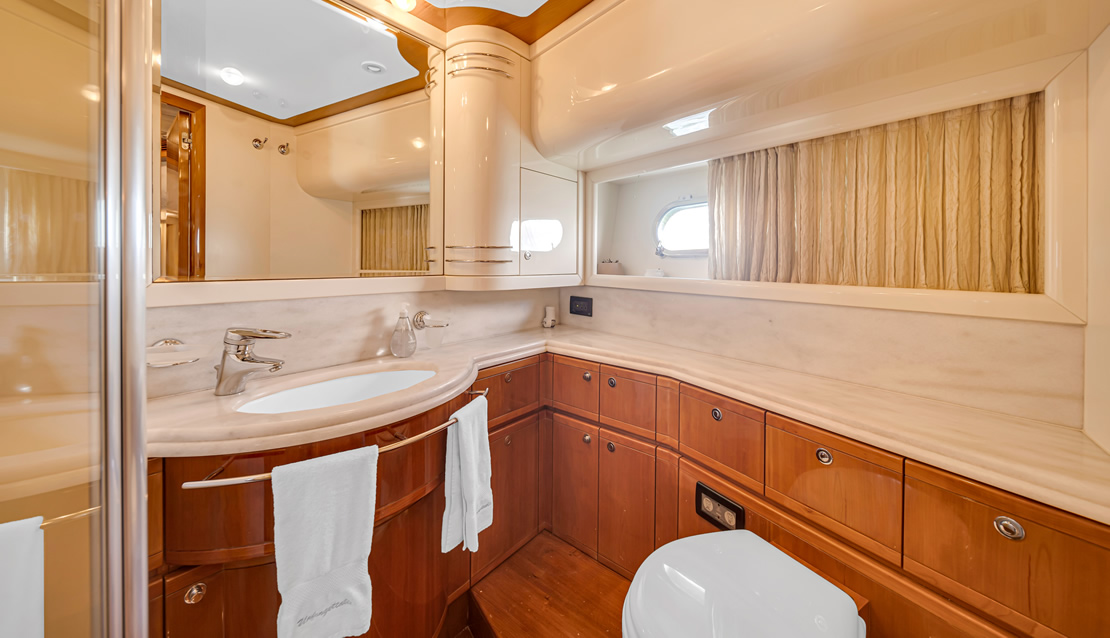 85 Ferretti w/ Jacuzzi - Miami yacht rental