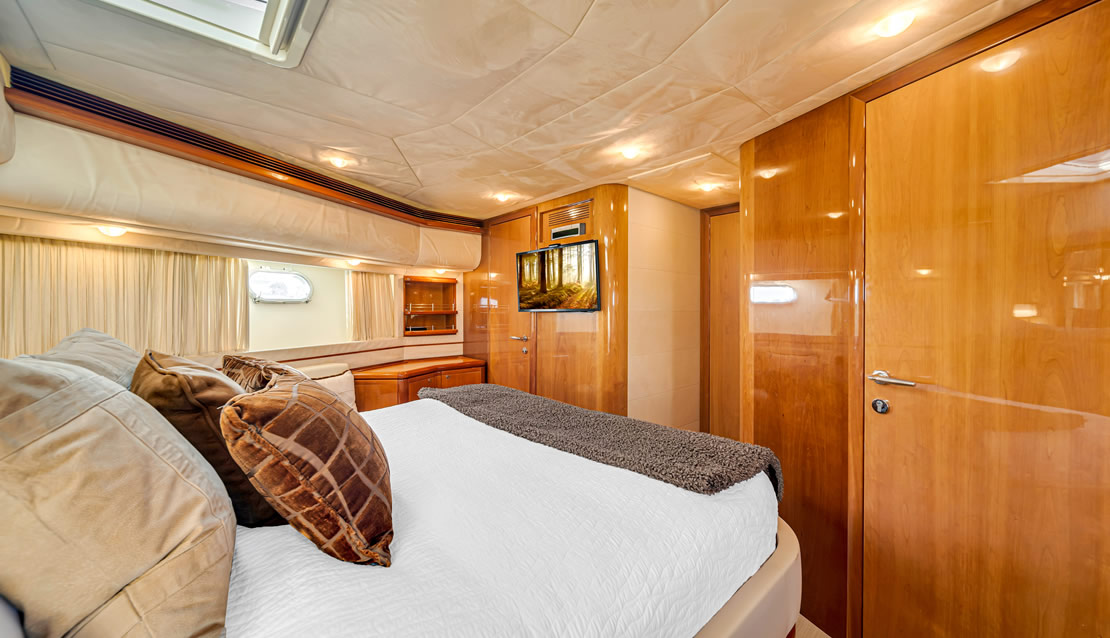85 Ferretti w/ Jacuzzi - Miami yacht rental