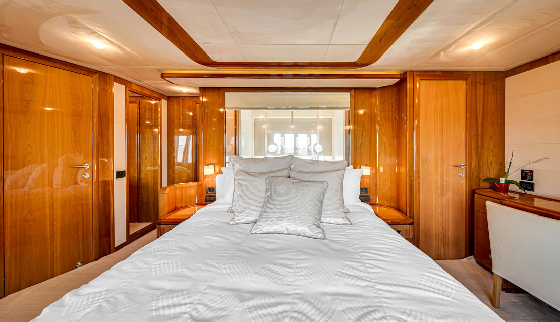 85 Ferretti w/ Jacuzzi - Miami yacht rental