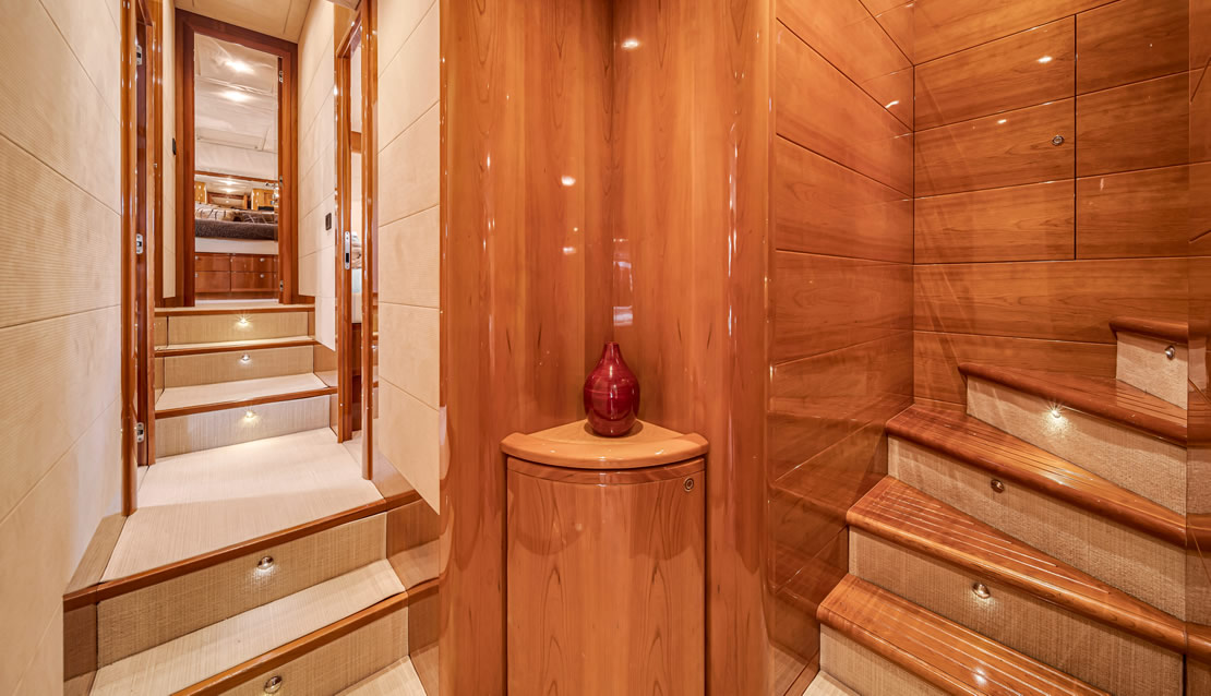 85 Ferretti w/ Jacuzzi - Miami yacht rental