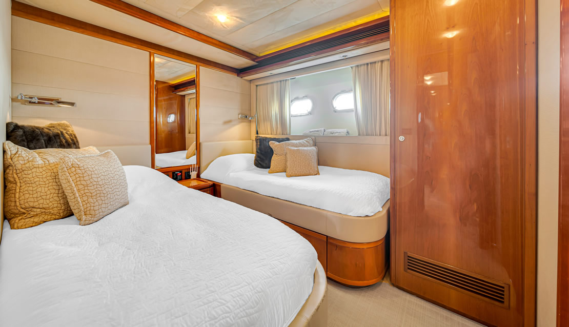 85 Ferretti w/ Jacuzzi - Miami yacht rental
