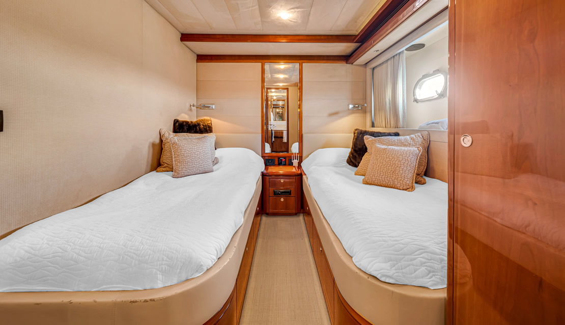 85 Ferretti w/ Jacuzzi - Miami yacht rental