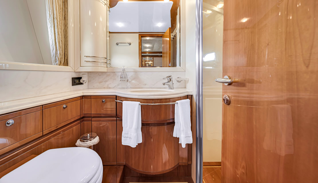 85 Ferretti w/ Jacuzzi - Miami yacht rental