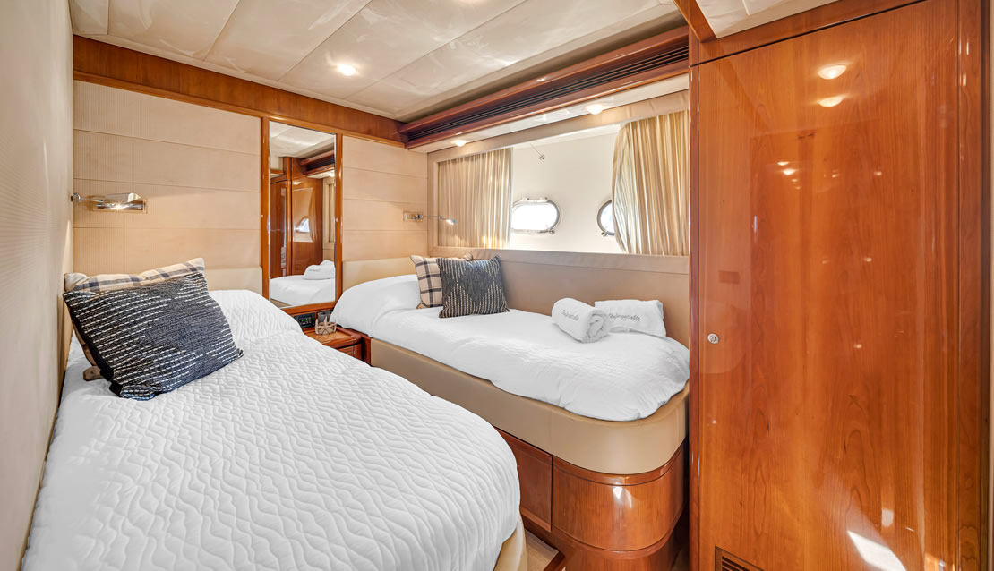 85 Ferretti w/ Jacuzzi - Miami yacht rental