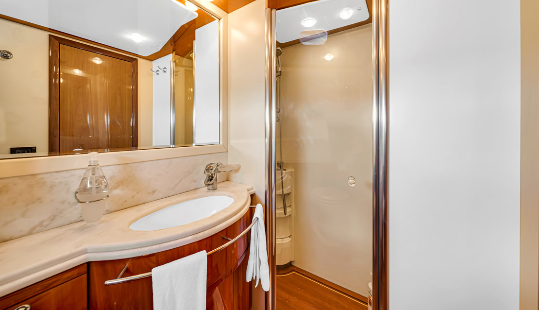85 Ferretti w/ Jacuzzi - Miami yacht rental